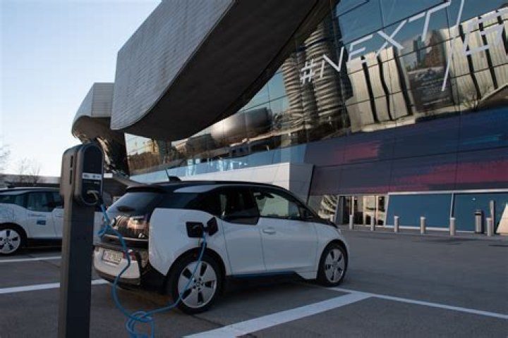 Does BMW i3 come with charger?