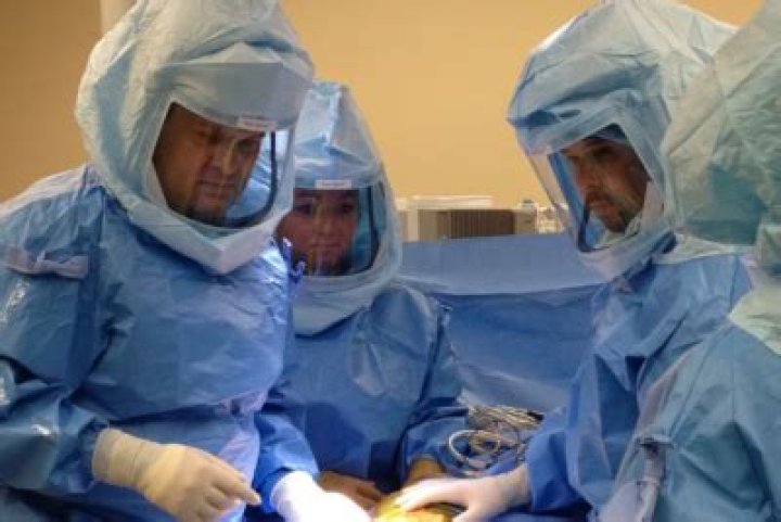 What is an advantage to a lateral approach to knee arthroplasty?