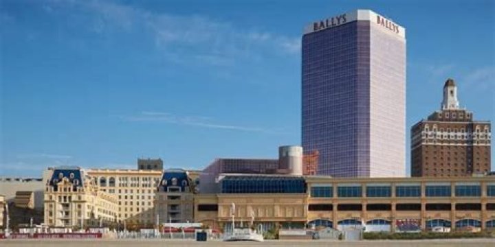 Which Atlantic City casino hotel opened in 1987 and closed in 2014?